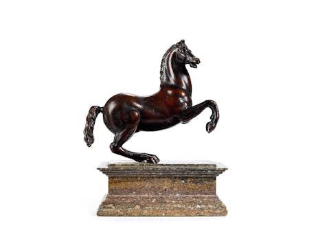 Renaissance-Bronzepferd auf Marmorsockel